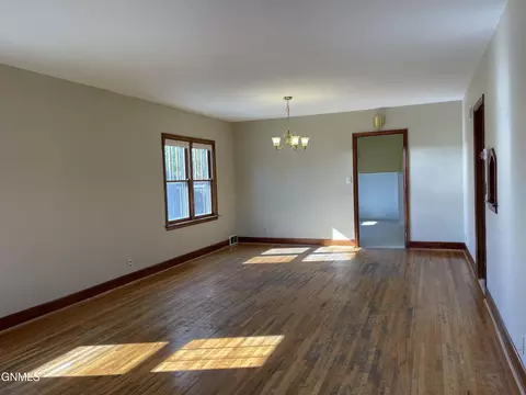 711 3rd Ave W, Williston, ND 58801 photo 3