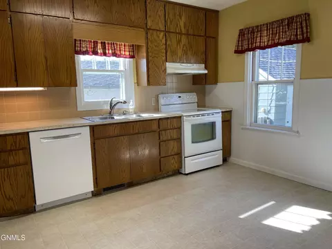 711 3rd Ave W, Williston, ND 58801 photo 8