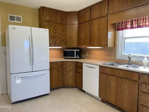 711 3rd Ave W, Williston, ND 58801 photo 9