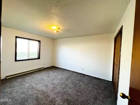 1825 31st St W, Williston, ND 58801 photo 2