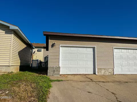 1825 31st St W, Williston, ND 58801 photo 9