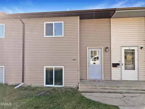 1825 31st St W, Williston, ND 58801 photo 1