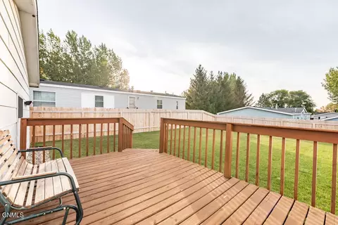 4509 Bunker Dr, Bismarck, ND 58503 photo 2