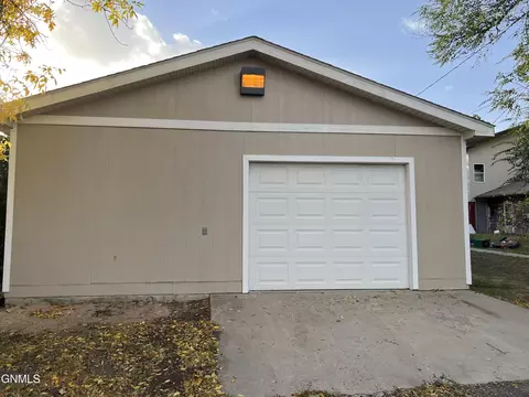 914 6th Ave E, Williston, ND 58801 photo 5