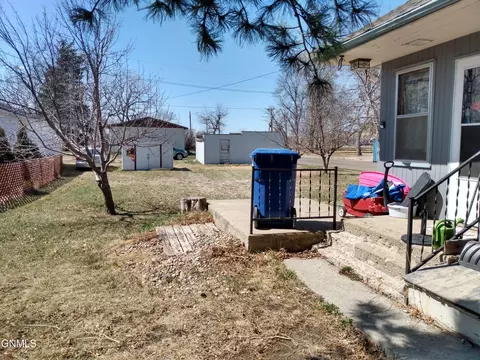 401 3rd Ave SW, Beulah, ND 58523 photo 2