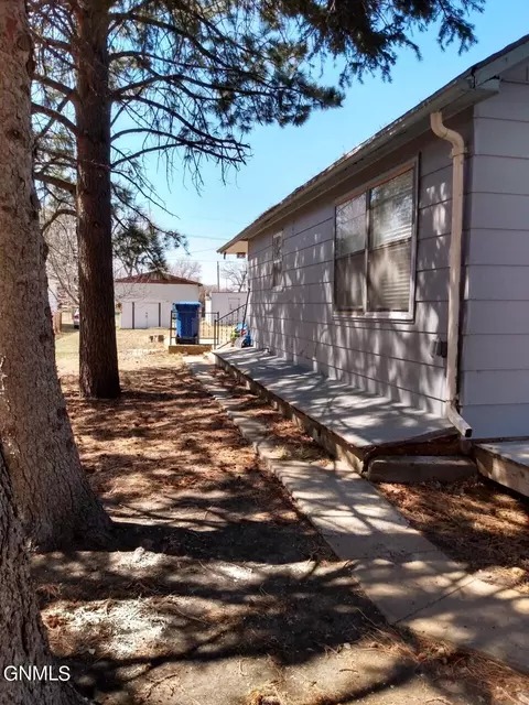401 3rd Ave SW, Beulah, ND 58523 photo 3