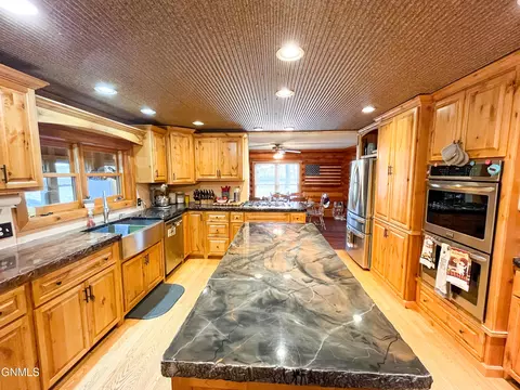 Kitchen - 4349 Road 1007, Froid, MT 59226 photo 5 of 11