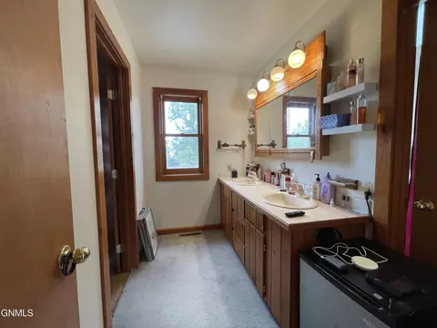 Kitchen - 4349 Road 1007, Froid, MT 59226 photo 11 of 11
