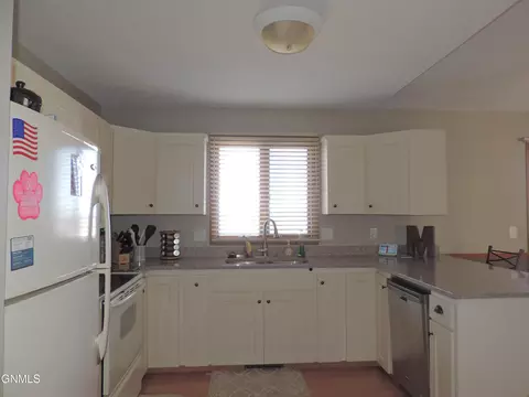 3242 Crocus Ave, Bismarck, ND 58501 photo 2