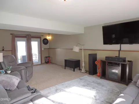 3242 Crocus Ave, Bismarck, ND 58501 photo 14