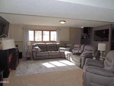 3242 Crocus Ave, Bismarck, ND 58501 photo 13