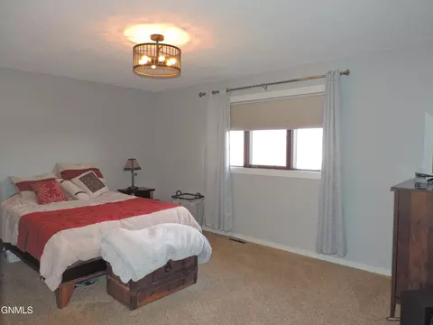 3242 Crocus Ave, Bismarck, ND 58501 photo 9