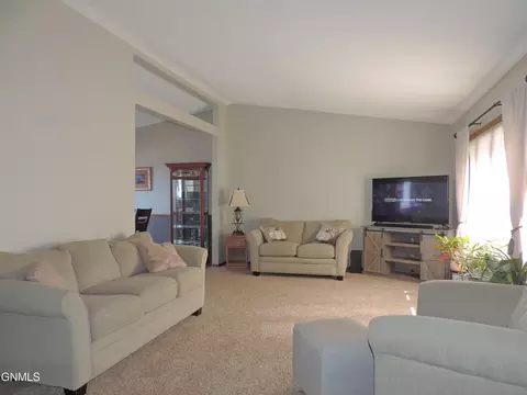 3242 Crocus Ave, Bismarck, ND 58501 photo 5