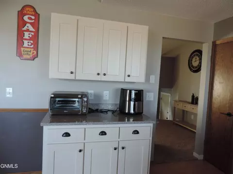 3242 Crocus Ave, Bismarck, ND 58501 photo 3