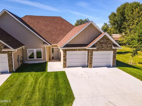 817 7th Ave NW, Valley City, ND 58072