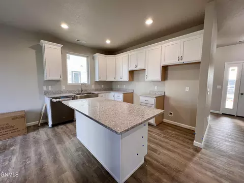 4828 Cornice Loop, Bismarck, ND 58503 photo 5