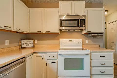 1403 Territory Dr, Bismarck, ND 58503 photo 8