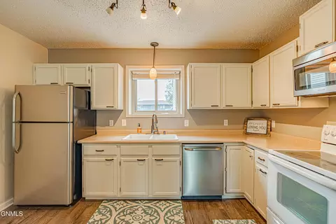 1403 Territory Dr, Bismarck, ND 58503 photo 2