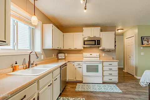 1403 Territory Dr, Bismarck, ND 58503 photo 7