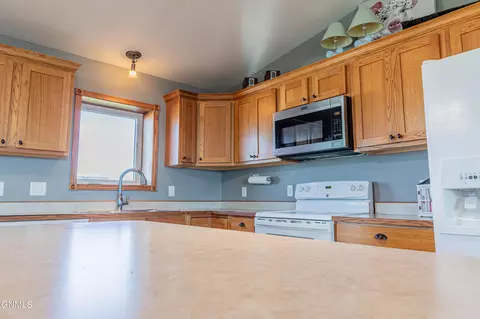 6520 Edgerly Ln, Lincoln, ND 58504 photo 4