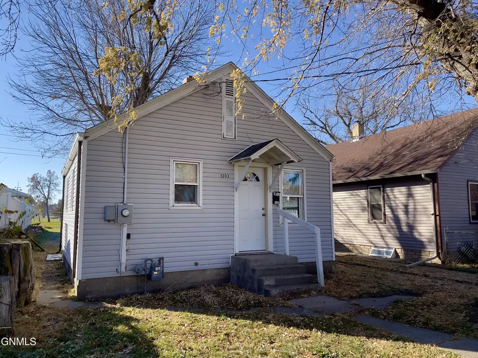  1303 2nd St SW, Mandan, ND 58554 photo 1
