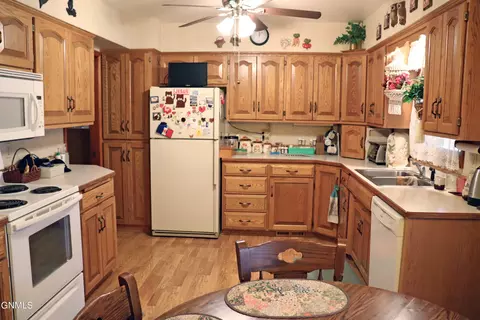 539 Gary Ave, Bismarck, ND 58501 photo 2