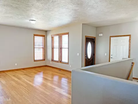 3113 Long Branch Ave, Williston, ND 58801 photo 4