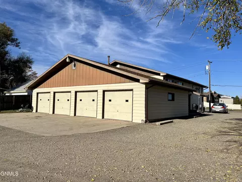710 11th St E, Williston, ND 58801 photo 3