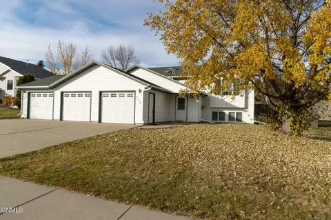 724 Calgary Ave E, Bismarck, ND 58503 photo 1