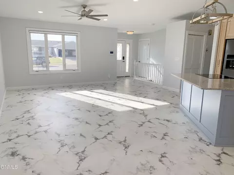 4412 Chamberlain Dr, Bismarck, ND 58503 photo 5