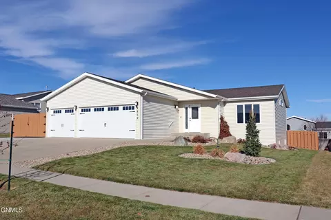 4412 Chamberlain Dr, Bismarck, ND 58503 photo 1