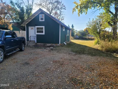 320 Ward St, Makoti, ND 58756