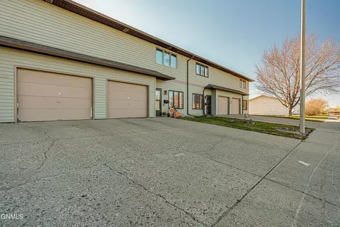 1019 E Bowen Ave, Bismarck, ND 58504 photo 4