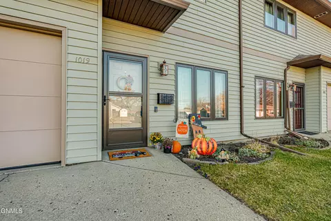 1019 E Bowen Ave, Bismarck, ND 58504 photo 1