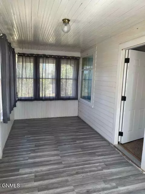 112 Jetson St, Grenora, ND 58845 photo 7