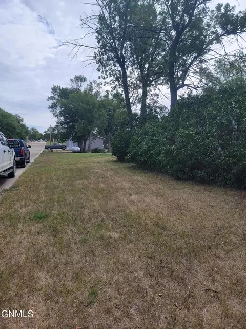 112 Jetson St, Grenora, ND 58845 photo 3