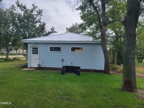 112 Jetson St, Grenora, ND 58845 photo 5