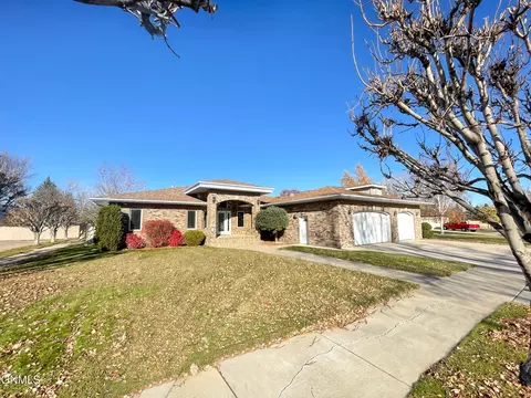 409 23rd Terrace Ter E, Williston, ND 58801 photo 2