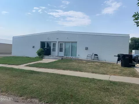 305 11th Ave W, Williston, ND 58801 photo 2