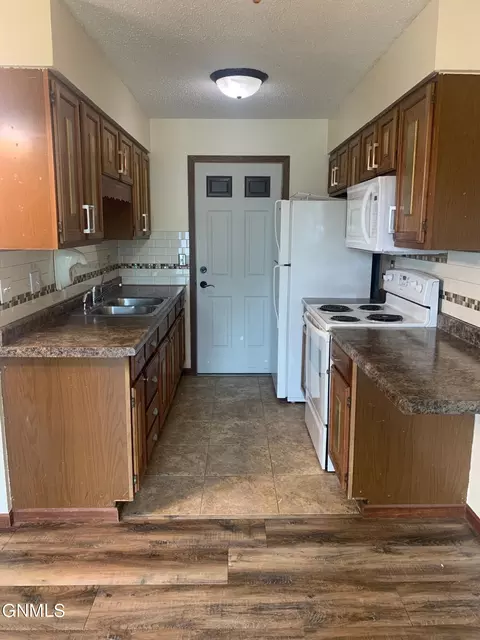 305 11th Ave W, Williston, ND 58801 photo 6