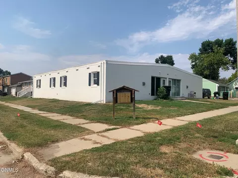305 11th Ave W, Williston, ND 58801 photo 1