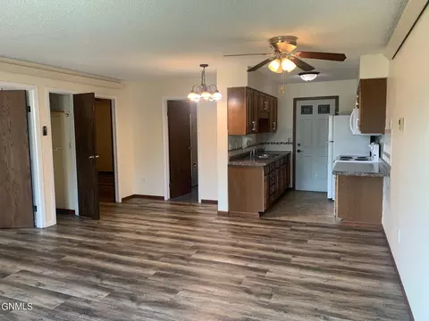 305 11th Ave W, Williston, ND 58801 photo 7