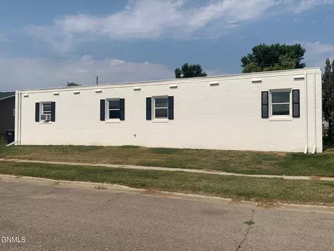 305 11th Ave W, Williston, ND 58801 photo 3