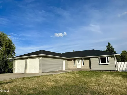 203 Dean Ave, Tioga, ND 58852