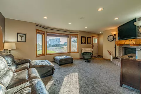 1306 Ash Coulee Dr, Bismarck, ND 58503 photo 3