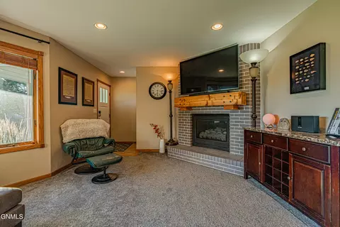1306 Ash Coulee Dr, Bismarck, ND 58503 photo 4