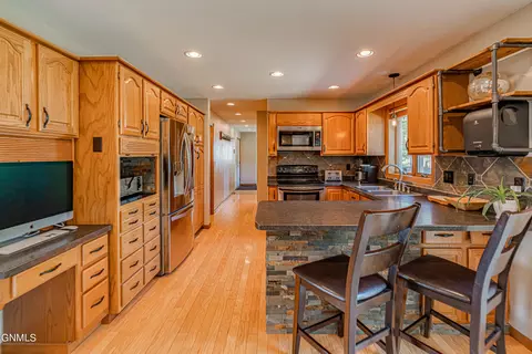 1306 Ash Coulee Dr, Bismarck, ND 58503 photo 13