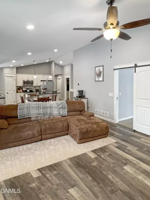 13344 River Meadow St, Williston, ND 58801 photo 4
