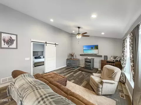 13344 River Meadow St, Williston, ND 58801 photo 3