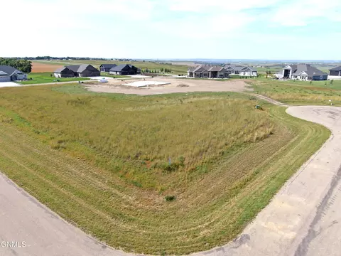 11802 Glacier Cir, Bismarck, ND 58503